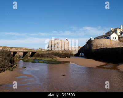 Bude Kanal-Schleusen es das Meer bei Ebbe, Cornwall, UK 2013 trifft Stockfoto