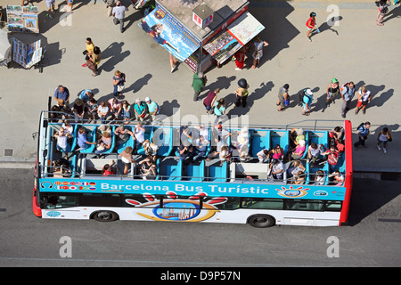 Open Top Sightseeing City Tourbus und Touristen, Barcelona, Spanien Stockfoto