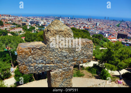 Überblick über die Skyline der Stadt und eine Flanke von Park Parc Güell in Barcelona, Spanien Stockfoto