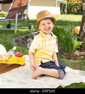 Lächelndes Kind tragen bunte Kleidung Stockfoto