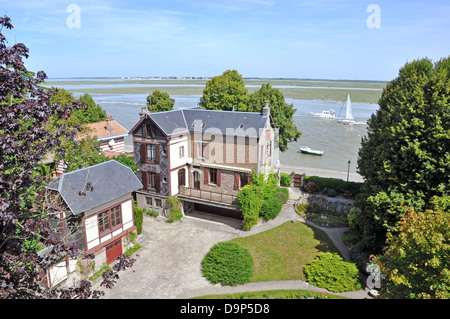 Blick auf die Häuser und die Bay Area von Saint-Valery-sur-Somme, an der nördlichen Küste von Frankreich, Europa. Stockfoto