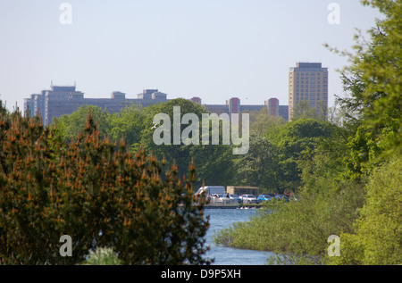 Blick auf die Skyline der Red Road vom Hogganfield Park Stockfoto