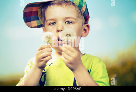 Kleine niedliche Junge spielen Schlag-Kugeln Stockfoto