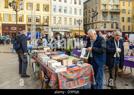 Alte Bücher und Comic-Zeitschriften zum Verkauf auf einem Flohmarkt in Nizza Frankreich Cote d ' Azur Stockfoto