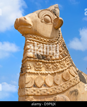 Große Statue von Nandi Bull vor Gangaikonda Cholapuram Hindutempel. Im Hinduismus Nandi ist ein Shiva-Fahrzeug. Indien-Tamil Nadu Stockfoto