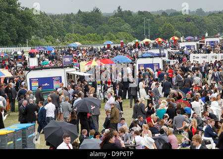 22.06.2013 - Ascot; Impressionen: Racegoers genießen Sie die Rennen in Royal Ascot. Bildnachweis: Lajos-Eric Balogh/turfstock.com Stockfoto