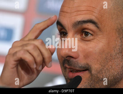 Neue FC Bayern Trainer Josep "Pep" Guardiola auf einer Pressekonferenz anlässlich der seiner offiziellen Präsentation in Allianz Arena in München, Deutschland, 24. Juni 2013 spricht. Foto: Peter Kneffel Stockfoto