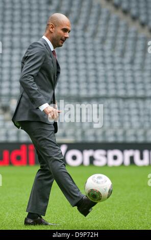 Neue FC Bayern Trainer Josep "Pep" Guardiola während seiner offiziellen Präsentation im Allianz Arena in München, Deutschland, 24. Juni 2013 mit einem Ball spielt. Foto: Andreas Gebert Stockfoto