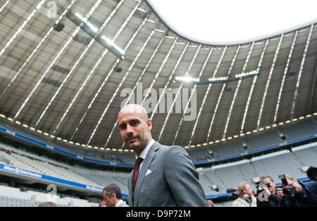 Neue FC Bayern Trainer Josep "Pep" Guardiola lächelt in die Kamera während seiner offiziellen Präsentation im Allianz Arena in München, Deutschland, 24. Juni 2013. Foto: Andreas Gebert Stockfoto