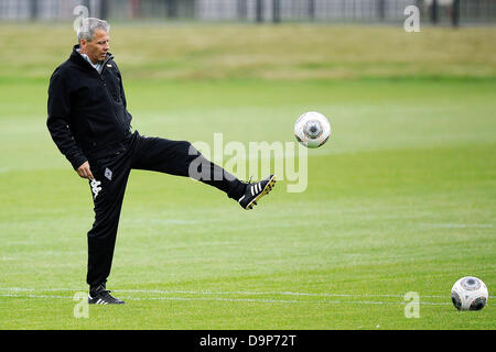 Borussia Moenchengladbach Cheftrainer Lucien Favre dribbelt den Ball während der Fußball-Team vor der Saison Eröffnung in Mönchengladbach, 24. Juni 2013. Foto: Marius Becker Stockfoto