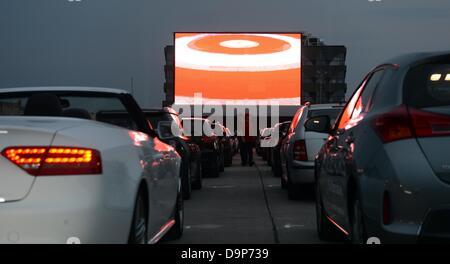 Autos parken am drive-in Theatre Audi Urban Kino befindet sich an der Spree in Berlin, Deutschland, 20. Juni 2013. Foto: Jens Kalaene Stockfoto