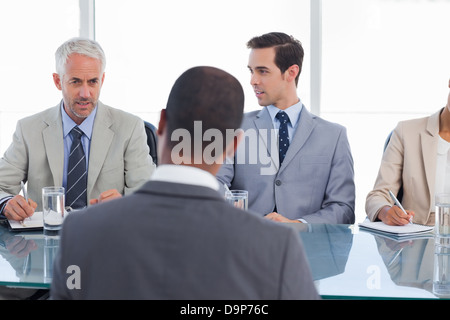 Business-Leute, die Fragen bei einem Vorstellungsgespräch Stockfoto