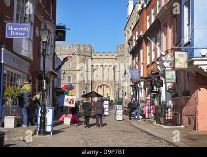 Gepflasterten Straße, die zur Royal Windsor Castle Stockfoto