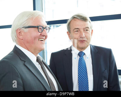 Berlin, Deutschland, 24. Juni 2013. Thomas Oppermann, Sigmar Gabriel, Andrea Nahles Und Frank-Walter Steinmeier von der SPD-Partei-Lieferung Wolfgang Niersbach, Präsident des deutschen Fußball-Bundes (DFB), das Sport-Programm der SPD zu den Bundestagswahlen 2013 und nach rechts zwischen ihnen ein privates Gespräch in die zentrale der SPD in Berlin statt. Bild: Frank-Walter Steinmeier (SPD), Vorsitzender der SPD-Bundestagsfraktion, im Bild zusammen mit Wolfgang Niersbach, Präsident des deutschen Fußball Bundes (DFB), SPD-Zentrale in Berlin. Stockfoto