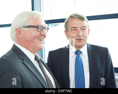 Berlin, Deutschland, 24. Juni 2013. Thomas Oppermann, Sigmar Gabriel, Andrea Nahles Und Frank-Walter Steinmeier von der SPD-Partei-Lieferung Wolfgang Niersbach, Präsident des deutschen Fußball-Bundes (DFB), das Sport-Programm der SPD zu den Bundestagswahlen 2013 und nach rechts zwischen ihnen ein privates Gespräch in die zentrale der SPD in Berlin statt. Bild: Frank-Walter Steinmeier (SPD), Vorsitzender der SPD-Bundestagsfraktion, im Bild zusammen mit Wolfgang Niersbach, Präsident des deutschen Fußball Bundes (DFB), SPD-Zentrale in Berlin. Stockfoto