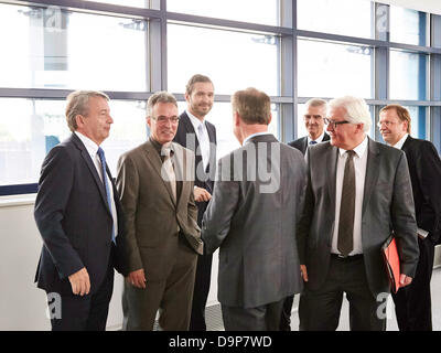 Berlin, Deutschland, 24. Juni 2013. Thomas Oppermann, Sigmar Gabriel, Andrea Nahles Und Frank-Walter Steinmeier von der SPD-Partei-Lieferung Wolfgang Niersbach, Präsident des deutschen Fußball-Bundes (DFB), das Sport-Programm der SPD zu den Bundestagswahlen 2013 und nach rechts zwischen ihnen ein privates Gespräch in die zentrale der SPD in Berlin statt. Bild: zusammen: Wolfgang Niersbach, Präsident des deutschen Fußball-Bundes (DFB) und Frank-Walter Steinmeier (SPD), Vorsitzender der SPD-Bundestagsfraktion, Thomas Oppermann, Sekretär der SPD-Bundestagsfraktion an die Stockfoto