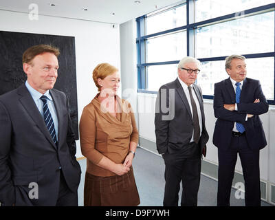 Berlin, Deutschland, 24. Juni 2013. Thomas Oppermann, Sigmar Gabriel, Andrea Nahles Und Frank-Walter Steinmeier von der SPD-Partei-Lieferung Wolfgang Niersbach, Präsident des deutschen Fußball-Bundes (DFB), das Sport-Programm der SPD zu den Bundestagswahlen 2013 und nach rechts zwischen ihnen ein privates Gespräch in die zentrale der SPD in Berlin statt. Bild: zusammen: Wolfgang Niersbach, Präsident des deutschen Fußball-Bundes (DFB) und Frank-Walter Steinmeier (SPD), Vorsitzender der SPD-Bundestagsfraktion, Thomas Oppermann, Sekretär der SPD-Bundestagsfraktion an die Stockfoto