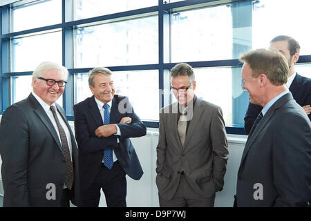 Berlin, Deutschland, 24. Juni 2013. Thomas Oppermann, Sigmar Gabriel, Andrea Nahles Und Frank-Walter Steinmeier von der SPD-Partei-Lieferung Wolfgang Niersbach, Präsident des deutschen Fußball-Bundes (DFB), das Sport-Programm der SPD zu den Bundestagswahlen 2013 und nach rechts zwischen ihnen ein privates Gespräch in die zentrale der SPD in Berlin statt. Bild: zusammen: Wolfgang Niersbach, Präsident des deutschen Fußball-Bundes (DFB) und Frank-Walter Steinmeier (SPD), Vorsitzender der SPD-Bundestagsfraktion, Thomas Oppermann, Sekretär der SPD-Bundestagsfraktion an die Stockfoto