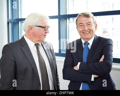 Berlin, Deutschland, 24. Juni 2013. Thomas Oppermann, Sigmar Gabriel, Andrea Nahles Und Frank-Walter Steinmeier von der SPD-Partei-Lieferung Wolfgang Niersbach, Präsident des deutschen Fußball-Bundes (DFB), das Sport-Programm der SPD zu den Bundestagswahlen 2013 und nach rechts zwischen ihnen ein privates Gespräch in die zentrale der SPD in Berlin statt. Bild: Frank-Walter Steinmeier (SPD), Vorsitzender der SPD-Bundestagsfraktion, im Bild zusammen mit Wolfgang Niersbach, Präsident des deutschen Fußball Bundes (DFB), SPD-Zentrale in Berlin. Stockfoto