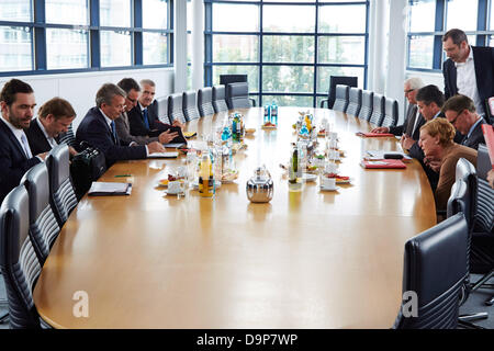 Berlin, Deutschland, 24. Juni 2013. Thomas Oppermann, Sigmar Gabriel, Andrea Nahles Und Frank-Walter Steinmeier von der SPD-Partei-Lieferung Wolfgang Niersbach, Präsident des deutschen Fußball-Bundes (DFB), das Sport-Programm der SPD zu den Bundestagswahlen 2013 und nach rechts zwischen ihnen ein privates Gespräch in die zentrale der SPD in Berlin statt. Bild: Spd Liders mit Menbers des DFB beim Treffen in Berlin. Stockfoto