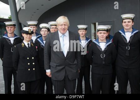 London, UK. 24. Juni 2013. Im Bild: Boris Johnson mit Meer jüngsteren Söhnen. Der Bürgermeister von London, Boris Johnson, traten heute Mitglieder der London Assembly, Chelsea Rentner, der Royal Navy, Army und RAF zu Ehren den Mut und das Engagement der Streitkräfte in eine Fahne, die Erhöhung der Zeremonie im Rathaus, London. Vor dem Tag der Streitkräfte wurde am 29. Juni die Streitkräfte-Flagge gehisst. Foto: Nick Savage/Alamy Live-Nachrichten Stockfoto