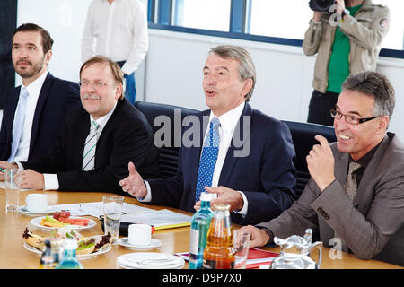 Berlin, Deutschland, 24. Juni 2013. Thomas Oppermann, Sigmar Gabriel, Andrea Nahles Und Frank-Walter Steinmeier von der SPD-Partei-Lieferung Wolfgang Niersbach, Präsident des deutschen Fußball-Bundes (DFB), das Sport-Programm der SPD zu den Bundestagswahlen 2013 und nach rechts zwischen ihnen ein privates Gespräch in die zentrale der SPD in Berlin statt. Bild: Wolfgang Niersbach, Präsident des deutschen Fußball Verband (DFB), im Bild zusammen mit Menbers des DFB beim Treffen mit den Liders der SPD in Berlin. Stockfoto