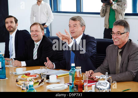 Berlin, Deutschland, 24. Juni 2013. Thomas Oppermann, Sigmar Gabriel, Andrea Nahles Und Frank-Walter Steinmeier von der SPD-Partei-Lieferung Wolfgang Niersbach, Präsident des deutschen Fußball-Bundes (DFB), das Sport-Programm der SPD zu den Bundestagswahlen 2013 und nach rechts zwischen ihnen ein privates Gespräch in die zentrale der SPD in Berlin statt. Bild: Wolfgang Niersbach, Präsident des deutschen Fußball Verband (DFB), im Bild zusammen mit Menbers des DFB beim Treffen mit den Liders der SPD in Berlin. Stockfoto