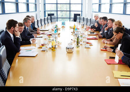 Berlin, Deutschland, 24. Juni 2013. Thomas Oppermann, Sigmar Gabriel, Andrea Nahles Und Frank-Walter Steinmeier von der SPD-Partei-Lieferung Wolfgang Niersbach, Präsident des deutschen Fußball-Bundes (DFB), das Sport-Programm der SPD zu den Bundestagswahlen 2013 und nach rechts zwischen ihnen ein privates Gespräch in die zentrale der SPD in Berlin statt. Bild: SPD Liders hat das Sport-Programm der SPD für die Wahlen 2013 in einer Besprechung bei der zentralen der SPD in Berlin vorgestellt. Stockfoto