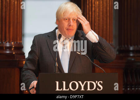 London, UK. 24. Juni 2013. Bürgermeister Boris Johnson heute Lloyd es Of London besucht und angesprochen Personal von der Lutine Bell in der ikonischen Gebäude Underwriting Zimmer versammelt. Er wurde von Lloyd's Of London Vorsitzender, John Nelson verbunden. Foto: Nick Savage/Alamy Live-Nachrichten Stockfoto