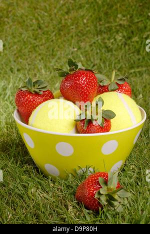 Erdbeeren und Tennisbälle Stockfoto