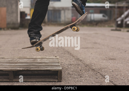 Skater tun Ollie aus Holzkiste Stockfoto