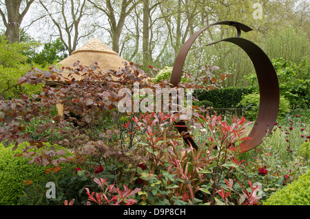 Der Corton-Stahl Skulptur im M & G Hundertjahrfeier Garten "Windows durch die Zeit" am RHS Chelsea Flower Show 2013, London, UK. Stockfoto
