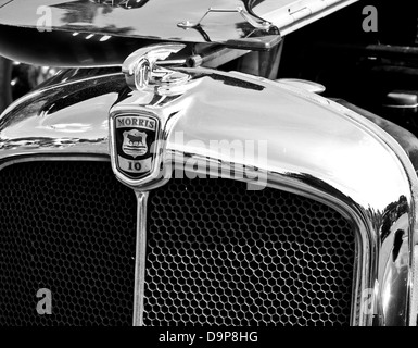 1935 Morris 10 Serie 2 Oldtimer Oldtimer-Kühler grill und Abzeichen Marke Logo Emblem Motiv Marke Stockfoto