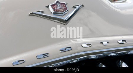 Amerikanische Oldtimer 1953 Desoto Firedome Club Coupe V8 Motorhaube Haube und Abzeichen marque Stockfoto