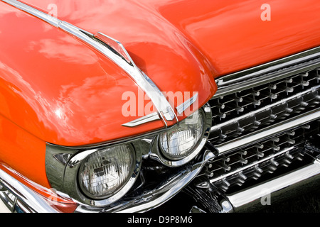 Amerikanische Oldtimer 1959 roten Cadillac Coupe de Ville Frontflügel Leuchten Scheinwerfer Motorhaube Haube Lackierung detail Stockfoto