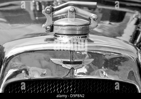 1929 Aston Martin Oldtimer Oldtimer-Abzeichen Motiv Logo Emblem Marke Marke und Radiator cap detail Stockfoto