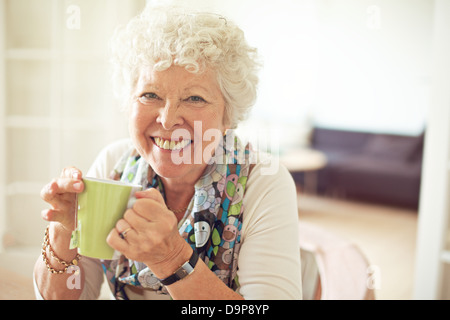 Nahaufnahme von eine bezaubernde alte Dame ihren Tee trinken Stockfoto