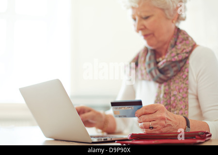 Großmutter mit einer Kreditkarte zu einer Online-Transaktion Stockfoto