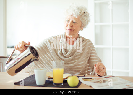 Portrait einer älteren Frau, gesundes Frühstück zu Hause Stockfoto