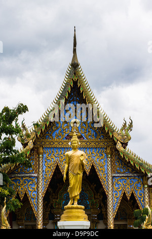 Buddha-Statuen und Ubosot im Thai-Tempel Stockfoto