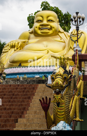 Statuette des Hotei (Buddha) und Drachen in Thailand Stockfoto