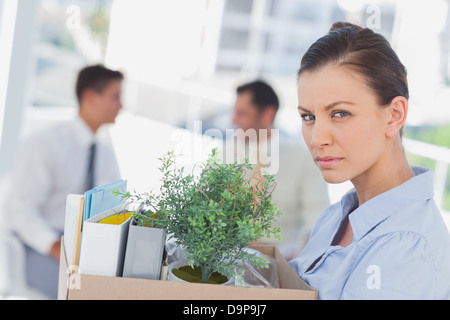 Unglückliche Geschäftsfrau Ausscheiden aus dem Amt nach dem Loslassen wird Stockfoto