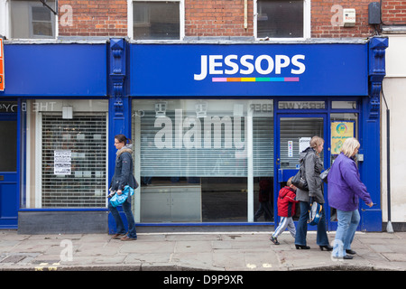 Shopper gehen vorbei an einem jetzt geschlossenen Jessops Fotogeschäft in Chichester. Stockfoto