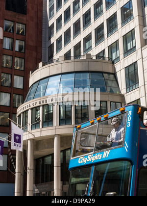 Stern Business School der New York University und Tour-Bus, NYC Stockfoto