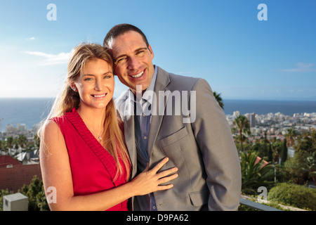 Paar auf dem Balkon gestikulieren Stockfoto