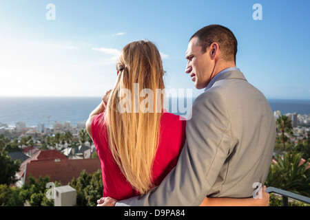 Rückansicht des ein paar auf Balkon Stockfoto