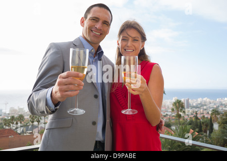 Paar, toasten mit Champagner Stockfoto