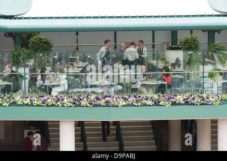 Der All England Lawn-Tennis and Croquet Club, London, UK. 24. Juni 2013. Der Wimbledon Tennis Championships 2013.    Genießen Sie Gastlichkeit in Wimbledon No 1 Court. Bildnachweis: Duncan Grove/Alamy Live-Nachrichten Stockfoto