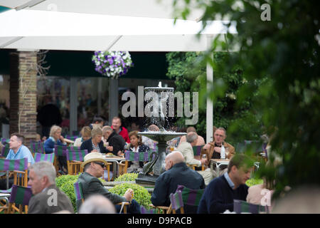 Der All England Lawn-Tennis and Croquet Club, London, UK. 24. Juni 2013. Der Wimbledon Tennis Championships 2013.    Allgemeine Ansicht (GV). Wimbledon, s Cafe Pergola. Bildnachweis: Duncan Grove/Alamy Live-Nachrichten Stockfoto