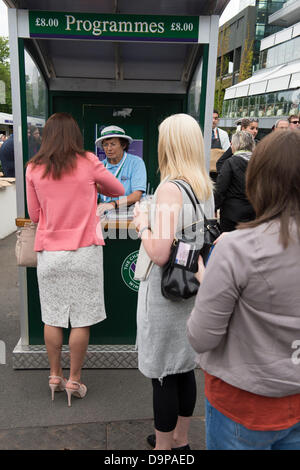 Der All England Lawn-Tennis and Croquet Club, London, UK. 24. Juni 2013. Der Wimbledon Tennis Championships 2013.    Allgemeine Ansicht (GV). Kauf eines Programms vor Beginn der heutigen Tennis-Fans. Bildnachweis: Duncan Grove/Alamy Live-Nachrichten Stockfoto